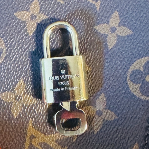 Louis Vuitton brass lock set with key #315 very good condition! Authentic - Picture 3 of 3
